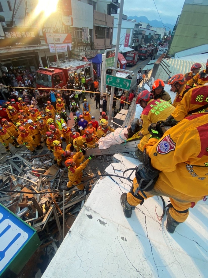 Nhà cửa đổ sập sau trận động đất mạnh tại Đài Loan-4
