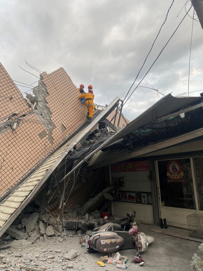 Nhà cửa đổ sập sau trận động đất mạnh tại Đài Loan-6