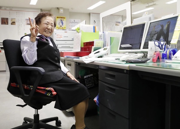 Nữ trưởng phòng lớn tuổi nhất thế giới tiết lộ 3 bí quyết sống khỏe để làm việc bền bỉ 67 năm-2