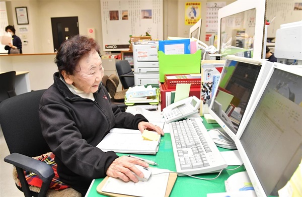 Nữ trưởng phòng lớn tuổi nhất thế giới tiết lộ 3 bí quyết sống khỏe để làm việc bền bỉ 67 năm-3