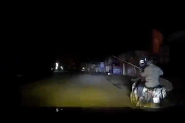 Ôtô đâm ngã người đi xe máy do nghi ngờ trộm chó