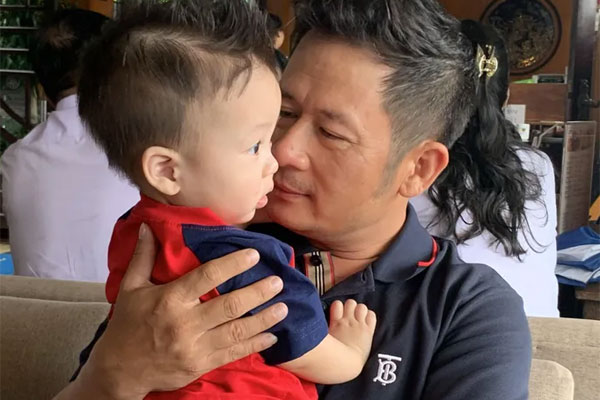 Con trai thứ 4 của Bằng Kiều bi bô hát cực đáng yêu-1