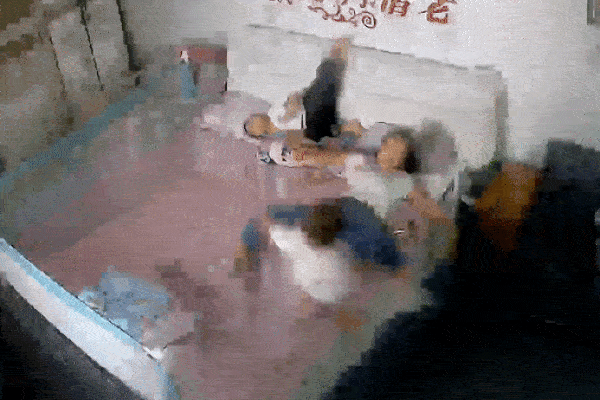 Khoảnh khắc xe tải mất phanh lùa hàng loạt ôtô đi trên đường-1