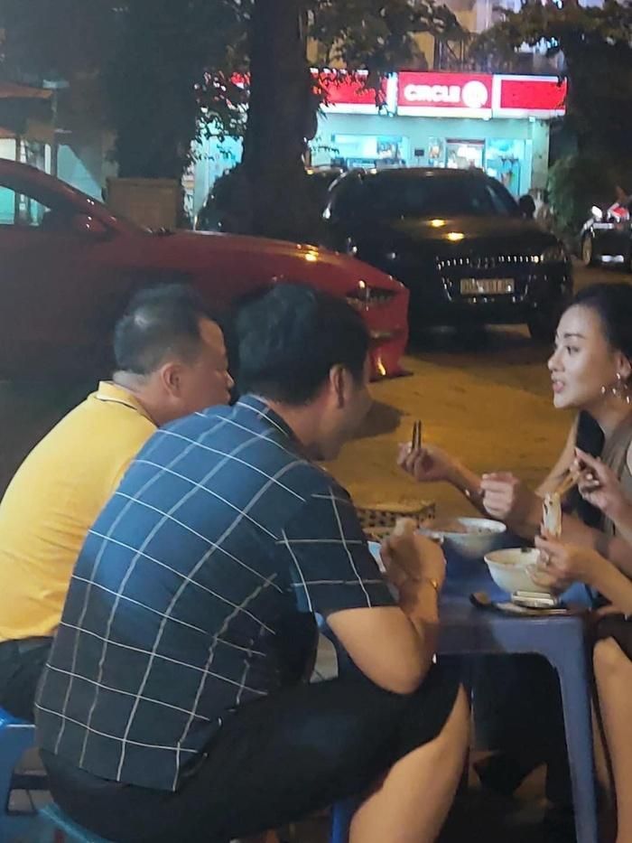 Bắt gặp Shark Bình ngồi ăn vỉa hè với diễn viên Phương Oanh-1