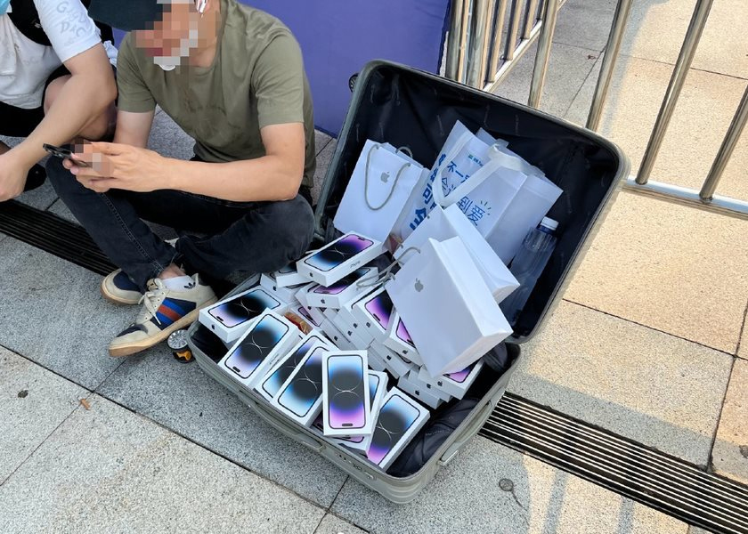 Liên tục cháy hàng thì tại đây, iPhone 14 được bán như mớ rau trên vỉa hè-1
