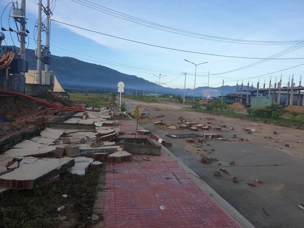 Vụ sập tường ở Bình Định: Thêm bức tường dài 20 mét đối diện bị sập-2