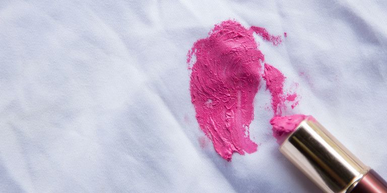 Phải làm sao khi bị dính mỹ phẩm trên quần áo? Chỉ cần một thao tác, vài phút là sạch ngay-4