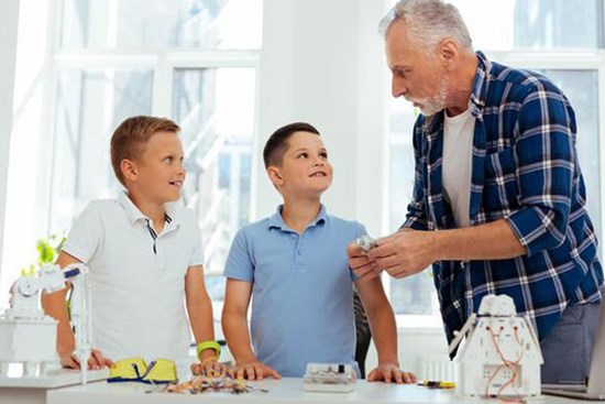 Khi con cái thiếu chủ động trong học tập, bố mẹ nên làm gì để giải quyết?