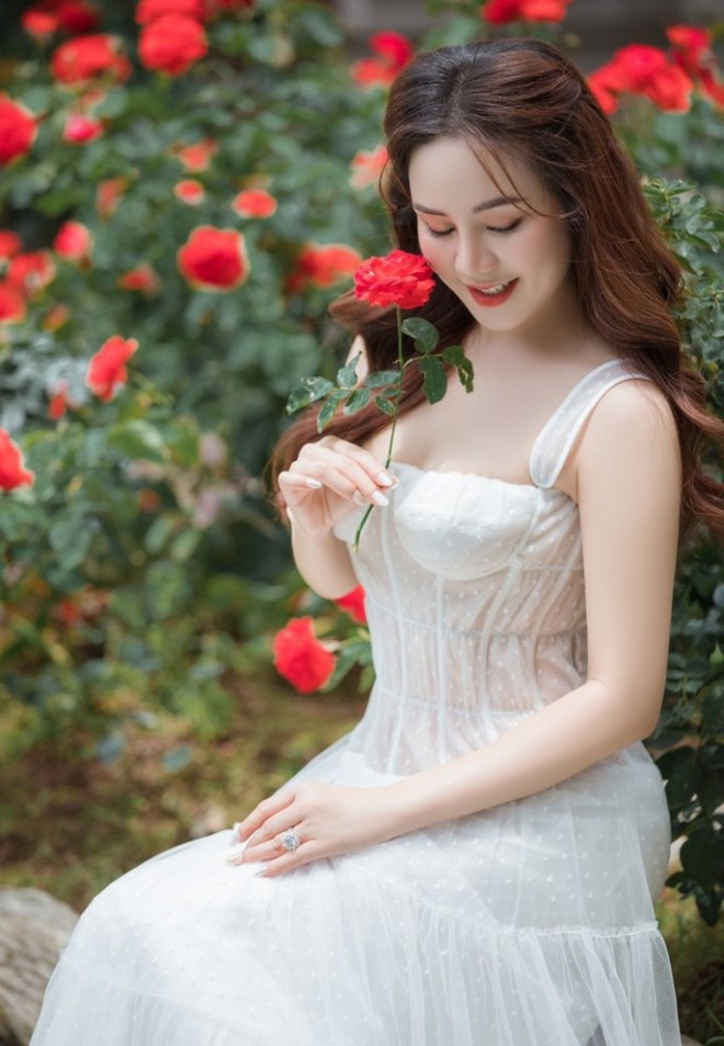 Vy Oanh khoe vườn hồng trong biệt thự rộng lớn-1