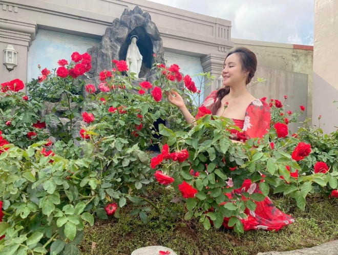 Vy Oanh khoe vườn hồng trong biệt thự rộng lớn-2