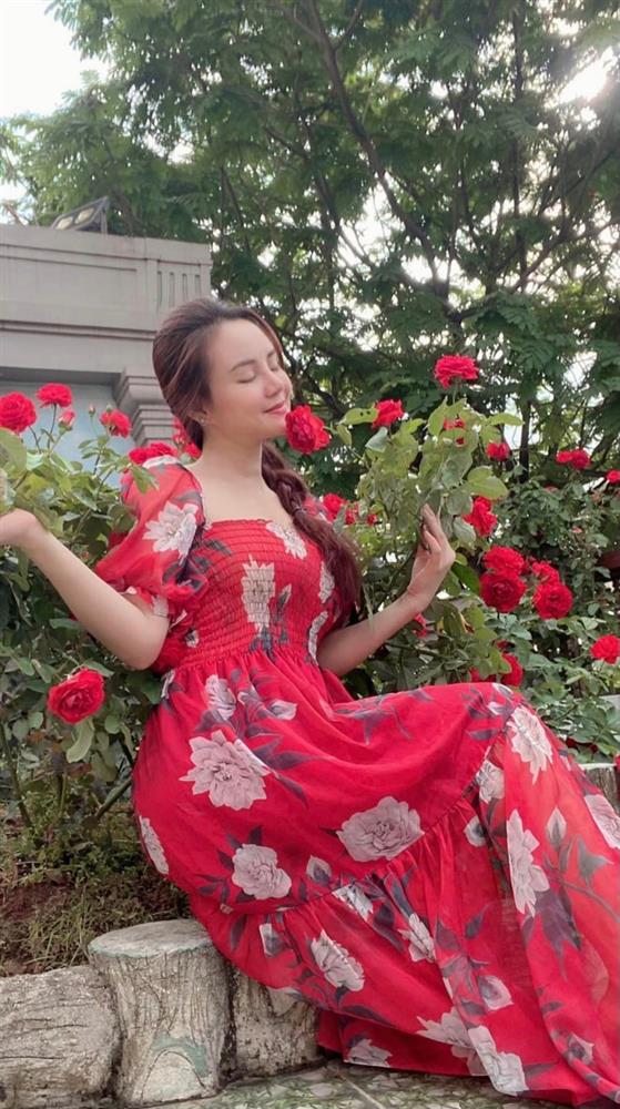 Vy Oanh khoe vườn hồng trong biệt thự rộng lớn-3