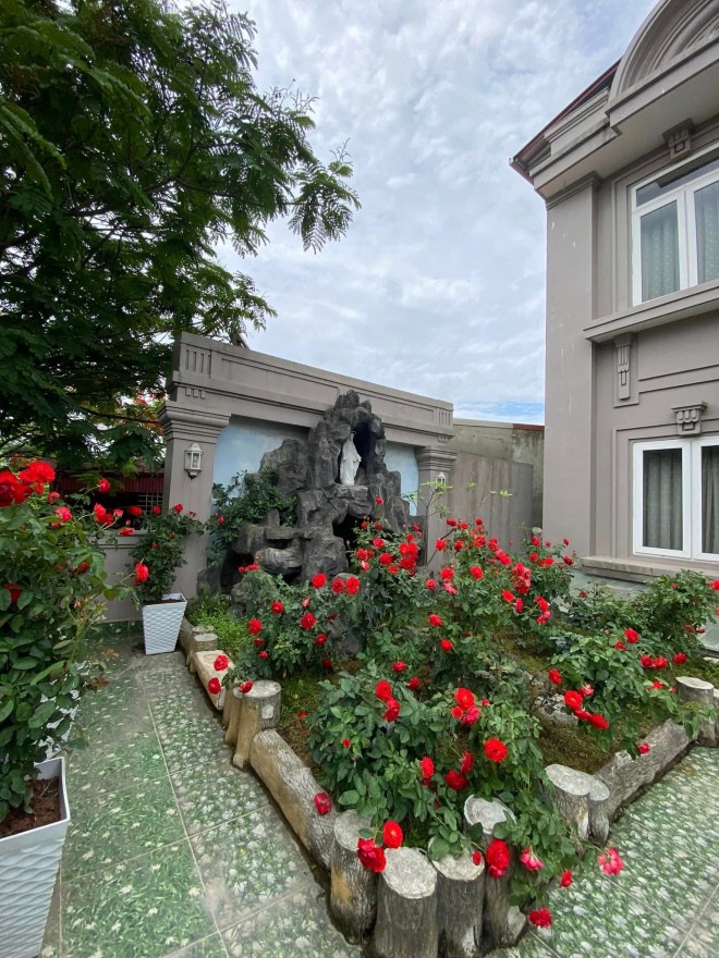 Vy Oanh khoe vườn hồng trong biệt thự rộng lớn-7