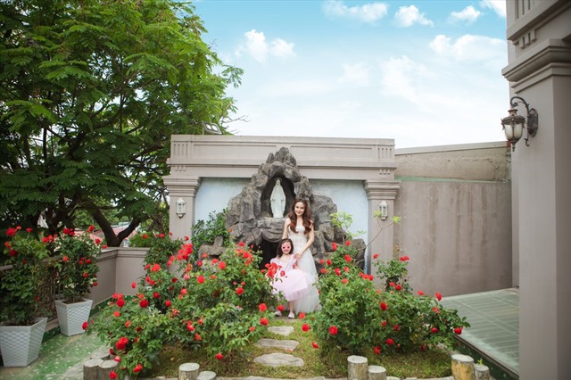 Vy Oanh khoe vườn hồng trong biệt thự rộng lớn-10