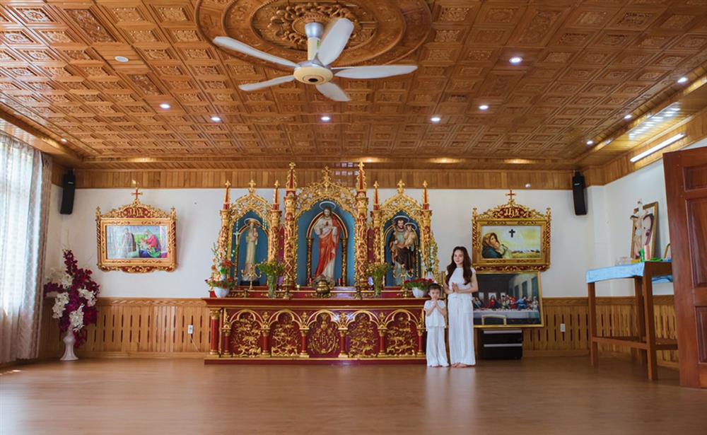 Vy Oanh khoe vườn hồng trong biệt thự rộng lớn-18