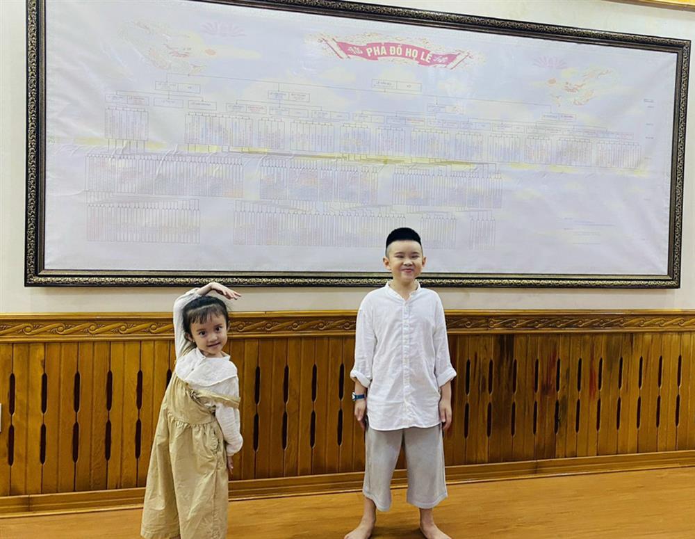 Vy Oanh khoe vườn hồng trong biệt thự rộng lớn-19