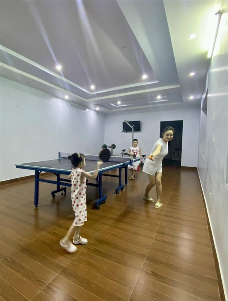 Vy Oanh khoe vườn hồng trong biệt thự rộng lớn-21