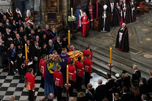 Món quà lớn của nữ hoàng Anh cho người thừa kế ngai vàng-4