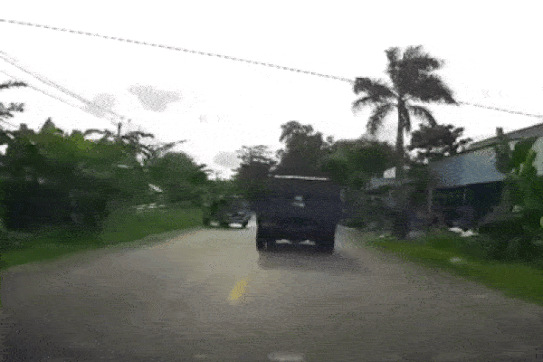 Khoảnh khắc 2 xe tải đấu đầu trực diện trên đường