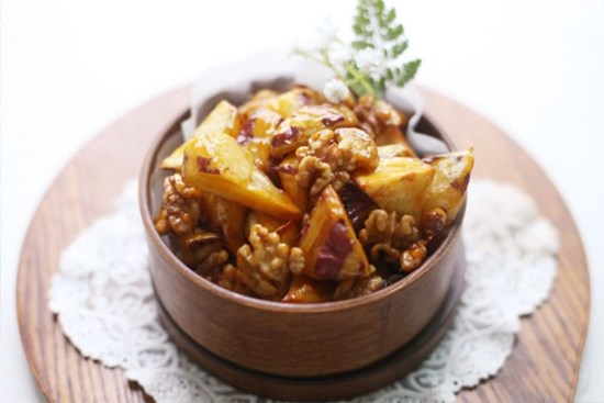 Mùa thu làm khoai lang chiên tẩm đường ăn vặt siêu ngon