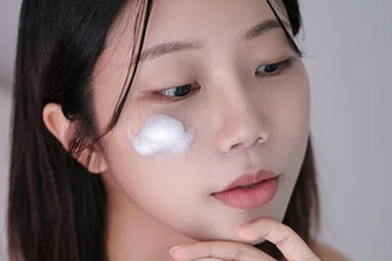Tại sao không nên rửa mặt khi tắm vòi hoa sen?