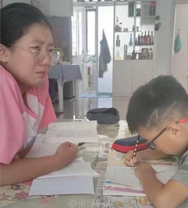 Chê mẹ hung dữ khi kèm em trai học, cô bé bật khóc sau khi thế vị trí của mẹ-2