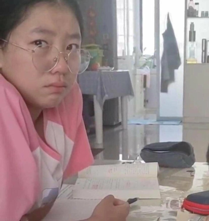 Chê mẹ hung dữ khi kèm em trai học, cô bé bật khóc sau khi thế vị trí của mẹ-3