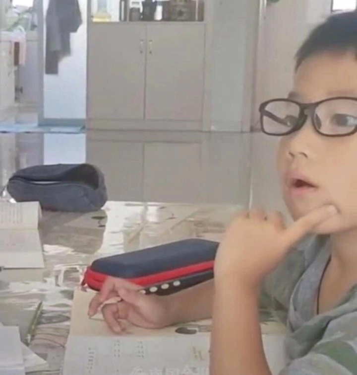 Chê mẹ hung dữ khi kèm em trai học, cô bé bật khóc sau khi thế vị trí của mẹ-4