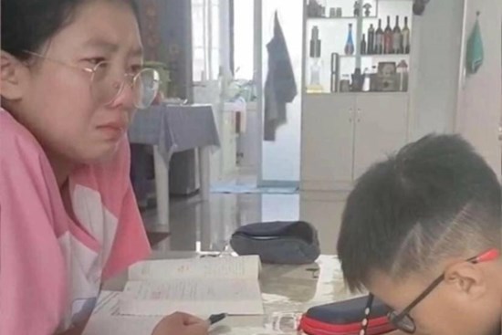 Chê mẹ hung dữ khi kèm em trai học, cô bé bật khóc sau khi thế vị trí của mẹ