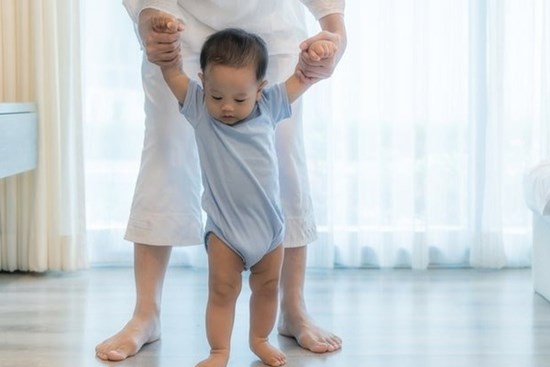 Bé biết đi càng sớm càng thông minh? Sự thật không như nhiều mẹ tưởng tượng