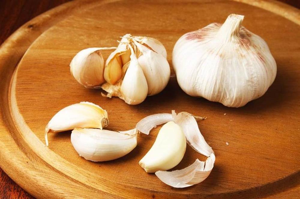 Vứt miếng bọt biển vào lò vi sóng, tưởng ngớ ngẩn hóa ra lại có công dụng đáng ngạc nhiên, ai không biết thật hối tiếc-1