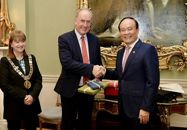 Đoàn đại biểu thành phố Hà Nội tiếp tục thăm, làm việc tại Ai-len-3