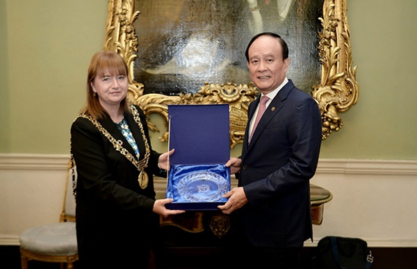 Đoàn đại biểu thành phố Hà Nội tiếp tục thăm, làm việc tại Ai-len-4