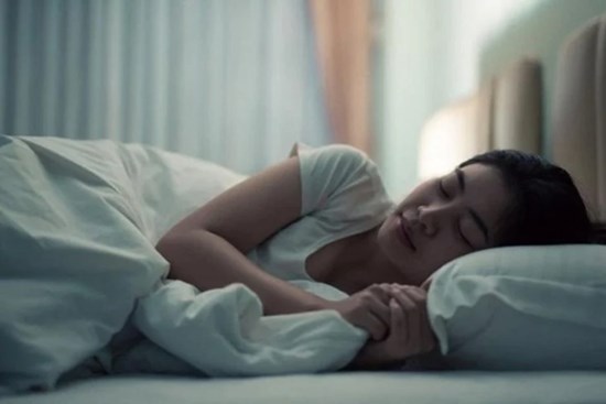 Ban đêm ngủ nên mở hay đóng cửa sổ? Sự thật không hề mê tín