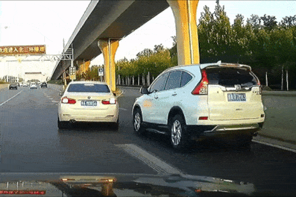 Chuyển làn ẩu, hai cô gái đi xe máy lao vào đầu ôtô-1