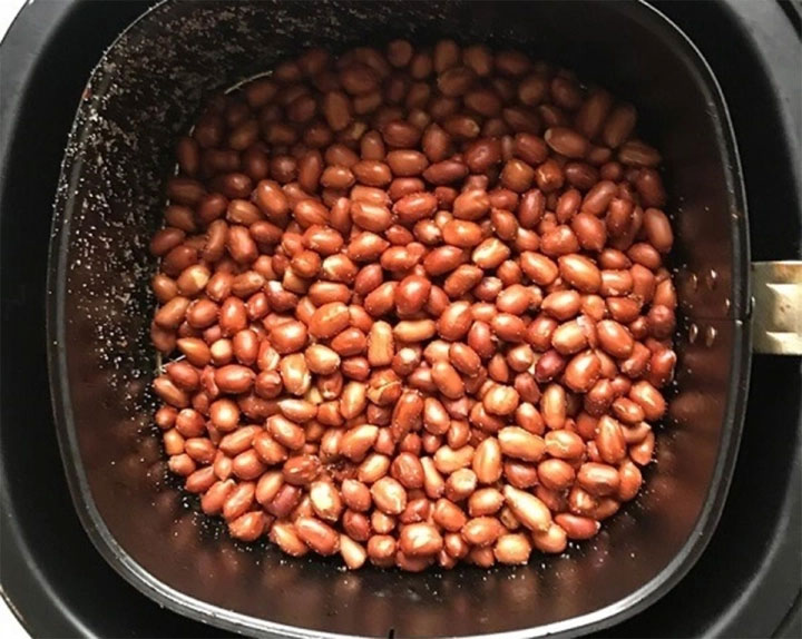 Rang lạc bằng nồi chiên không dầu, lò nướng và lò vi sóng, cách nào ngon hơn?-1