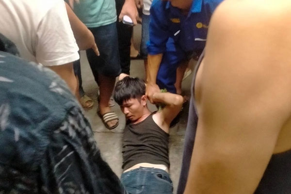 Nam thanh niên ở Bình Dương đập tủ kính lấy vàng quăng ra đường vì muốn đi tù-3