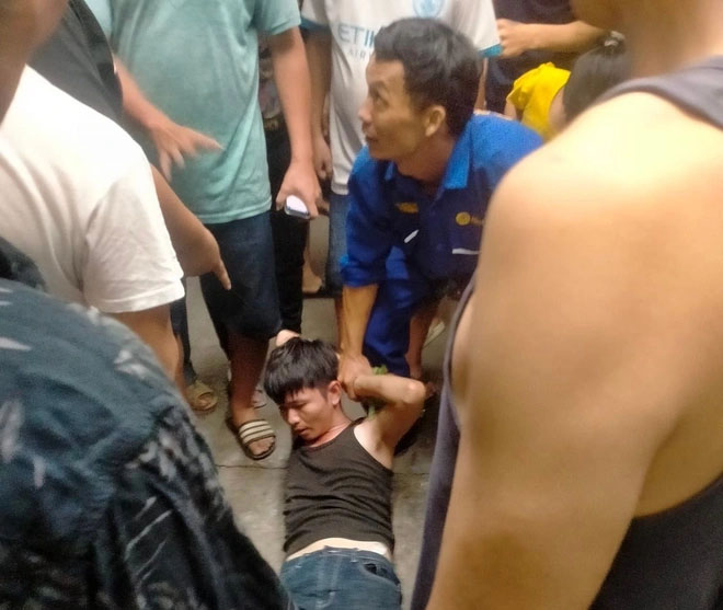 Xông vào tiệm vàng ở Bình Dương đập bể tủ kính ném vàng ra đường-1