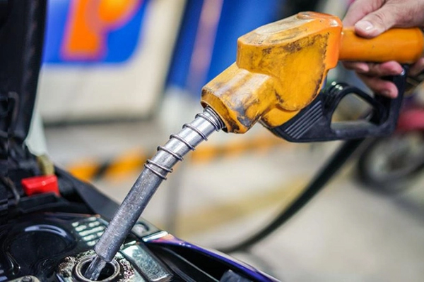 Hôm nay, giá xăng dầu tiếp tục giảm-1