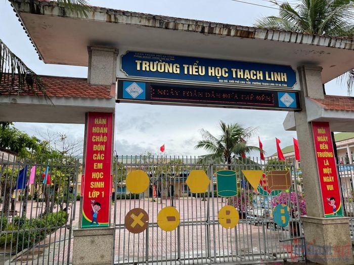 Đầu năm chưa kịp vận động xã hội hóa, hiệu trưởng mượn bàn ghế mới cho lớp 1 ngồi học-1