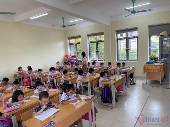 Đầu năm chưa kịp vận động xã hội hóa, hiệu trưởng mượn bàn ghế mới cho lớp 1 ngồi học-3