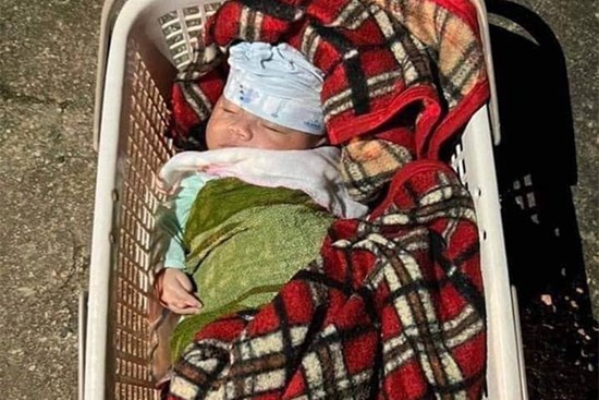 Hòa Bình: Cháu bé sơ sinh nặng 5,1kg bị bỏ rơi ở bên đường