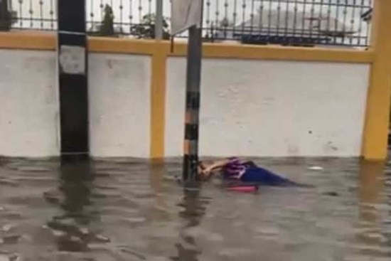 Nam sinh bất chấp nguy hiểm cứu bạn bị điện giật trên đường ngập sau mưa