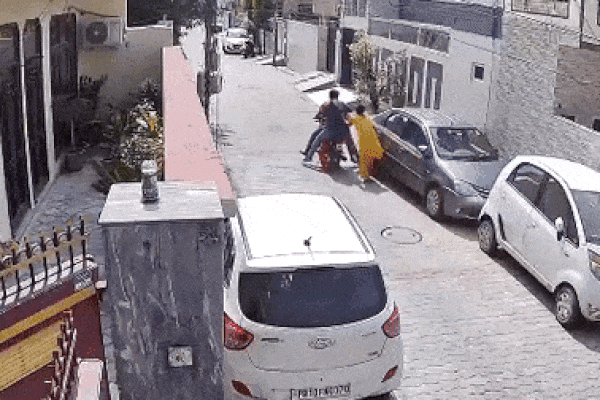 Hai tên cướp táo tợn vật ngã nữ sinh giữa cổng trường học để lấy điện thoại-1