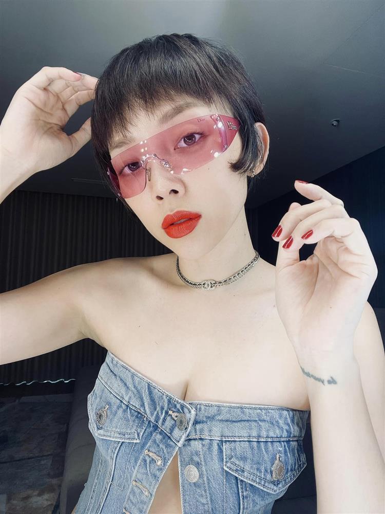 Tóc Tiên biến tai nạn khi mua hàng online thành áo hợp trend-4