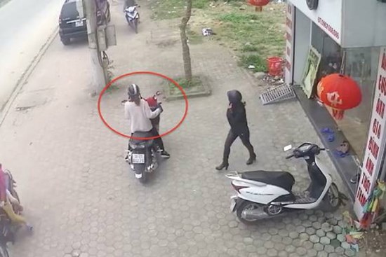 Hà Nội: Bé 4 tuổi vỡ xương sọ, nguy kịch do vặn tay ga xe máy