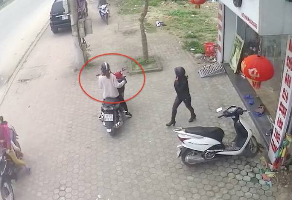 Hà Nội: Bé 4 tuổi vỡ xương sọ, nguy kịch do vặn tay ga xe máy-1