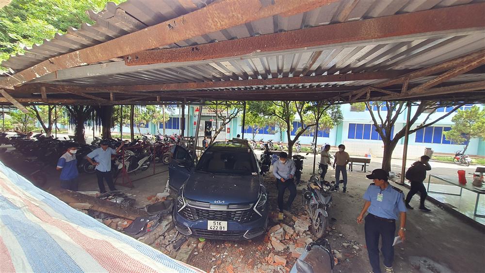 Chạy giật lùi xuyên thủng bức tường, ô tô húc xe máy văng tứ tung-1