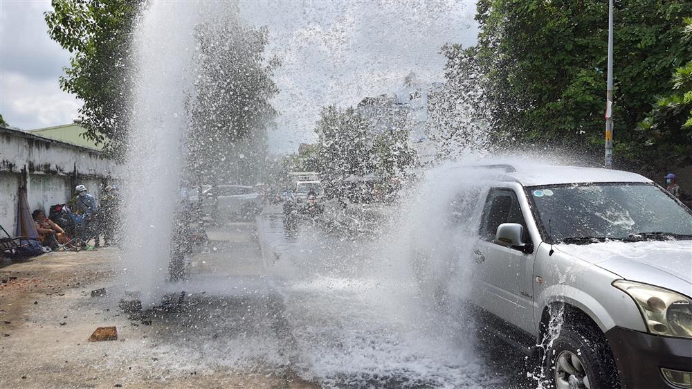 Chạy giật lùi xuyên thủng bức tường, ô tô húc xe máy văng tứ tung-2
