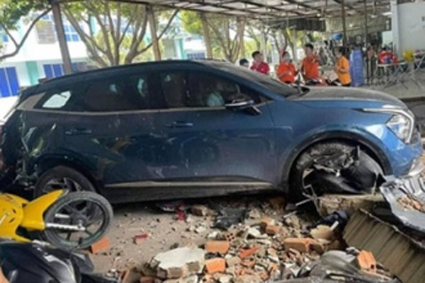 Clip ô tô mất kiểm soát lùi như máy ủi húc sập tường, chèn loạt xe máy ở TP.HCM-1