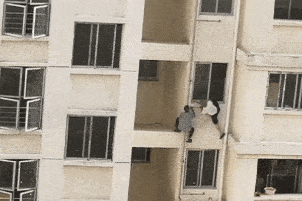 Người đàn ông liều mình giải cứu cụ già thoát nạn từ tầng 4 tòa nhà
